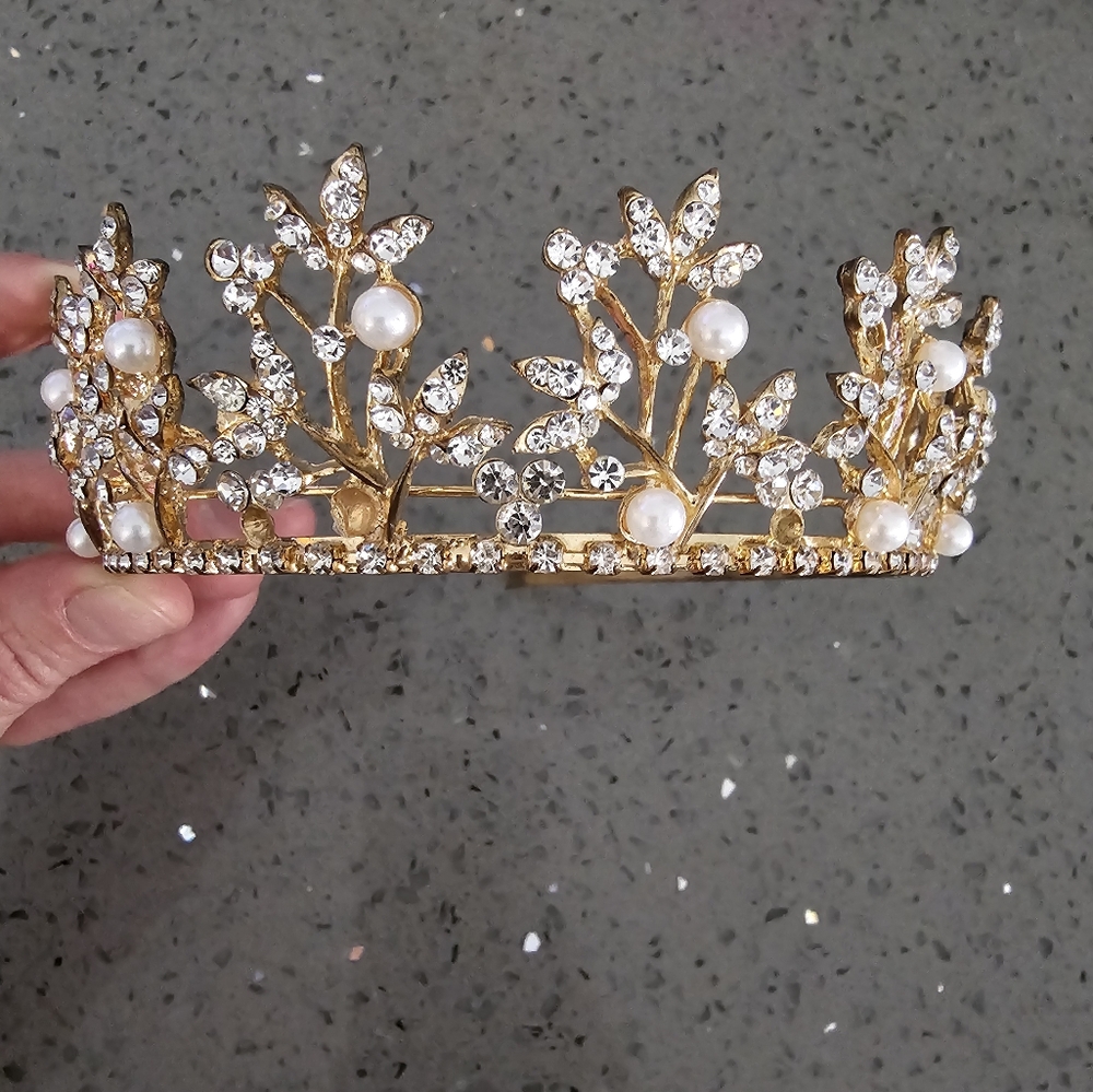 Elegant Gold and Silver Tiara with Pearls